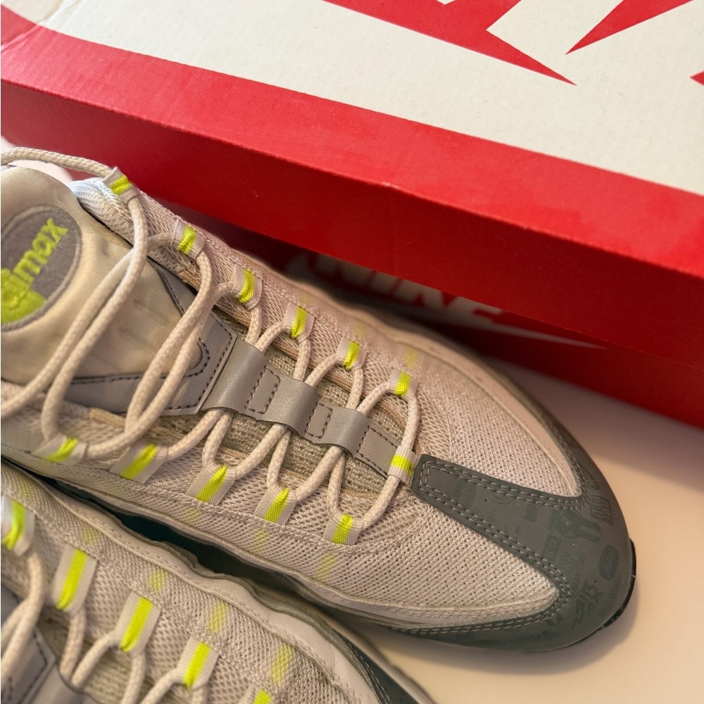 Nike Men's Light Gray & Neon Yellow Sneakers